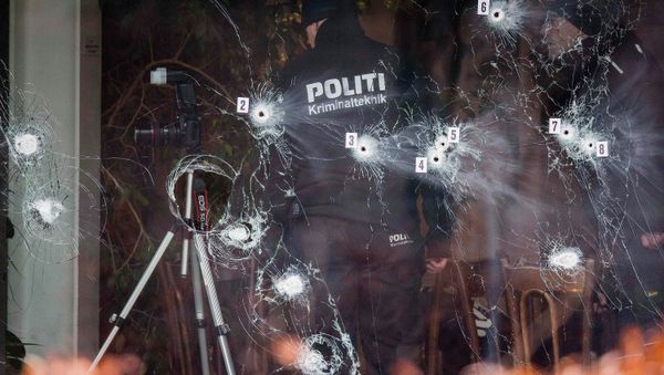 Investigative personnel work at the scene of a cafe shooting in Oesterbro, Copenhagen - Sputnik International