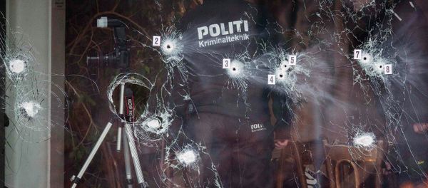 Investigative personnel work at the scene of a cafe shooting in Oesterbro, Copenhagen - Sputnik International