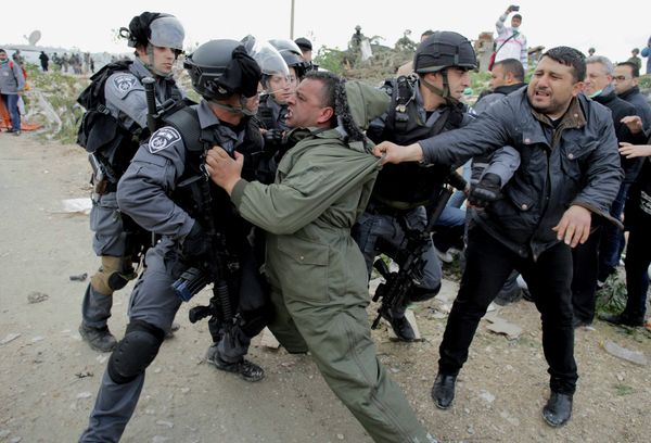 A Palestinian man scuffles with Israeli border policemen as they clear a protest on land that Palestinians said was confiscated by Israel for Jewish settlements, near the West Bank town of Abu Dis near Jerusalem, - Sputnik International