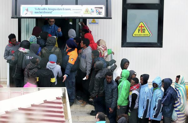 Migrants stand in front of the infirmary at the immigration center on the southern Italian island of Lampedusa February 19, 2015. - Sputnik International