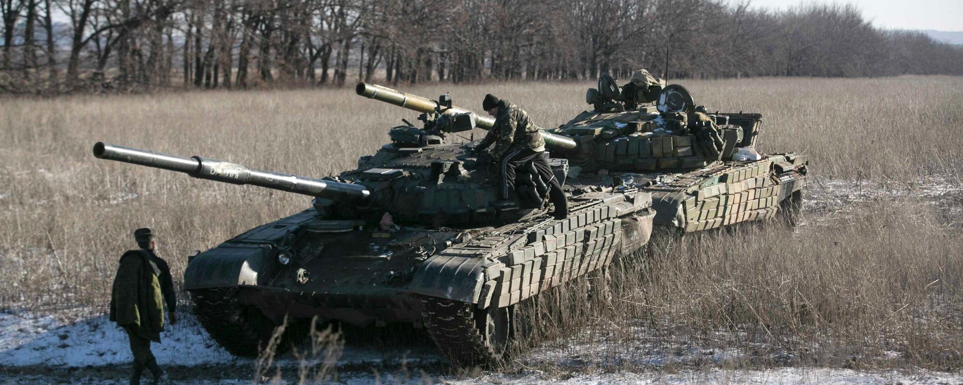 Tank crews of the separatist self-proclaimed Donetsk People's Republic Army stand on top of their tanks at a checkpoint on the road from the town of Vuhlehirsk to Debaltseve - Sputnik International, 1920, 14.11.2021