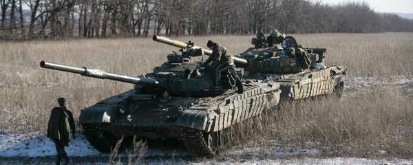 Tank crews of the separatist self-proclaimed Donetsk People's Republic Army stand on top of their tanks at a checkpoint on the road from the town of Vuhlehirsk to Debaltseve - Sputnik International