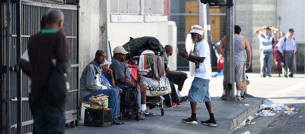 Men sit along a street in Skid Row in Los Angeles, California - Sputnik International