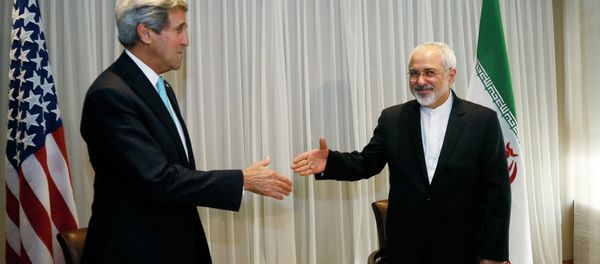 US Secretary of State John Kerry, left, shakes hands with Iranian Foreign Minister Mohammad Javad Zarif - Sputnik International