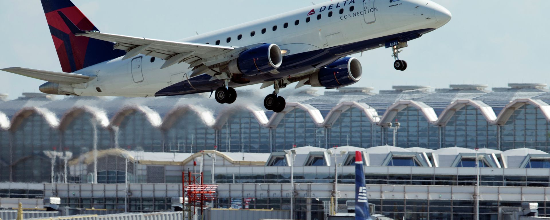 A Delta Air Lines jet takes off from Ronald Reagan Washington National Airport in Arlington, Virginia. - Sputnik International, 1920, 03.08.2023