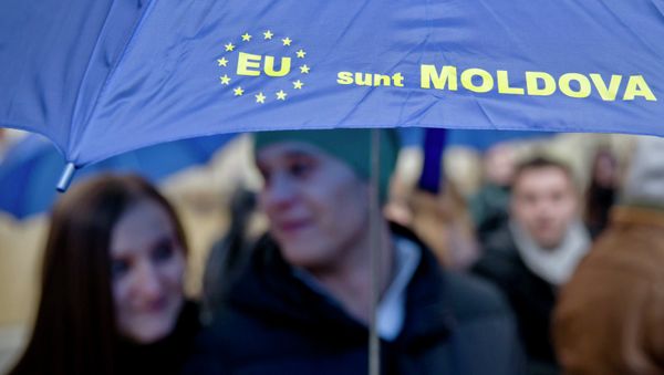 Moldovan students hold an umbrella that uses the European Union symbol to form the sentence I am Moldova Moldovan students hold an umbrella that uses the European Union symbol to form the sentence I am Moldova - Sputnik International
