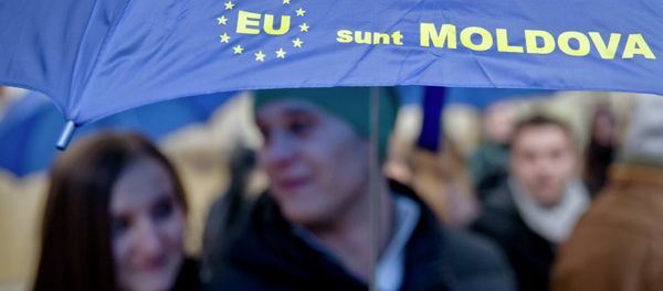 Moldovan students hold an umbrella that uses the European Union symbol to form the sentence I am Moldova - Sputnik International