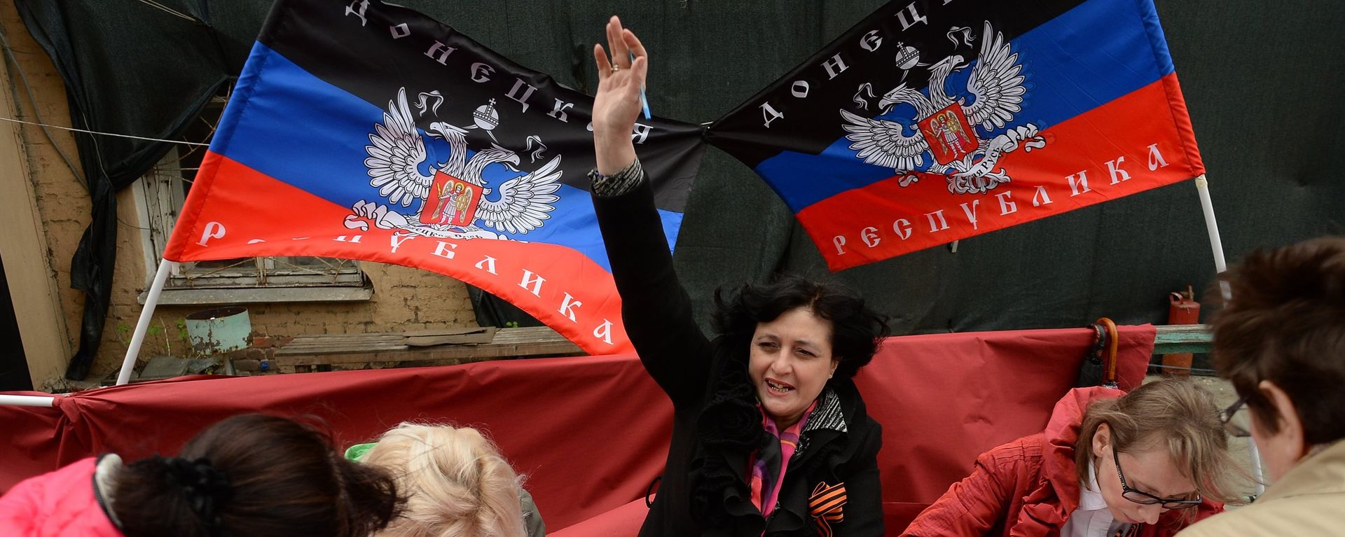Donbass residents vote in the referendum on the status of the self-proclaimed Donetsk People's Republic at a polling station in Moscow - Sputnik International, 1920, 20.09.2022