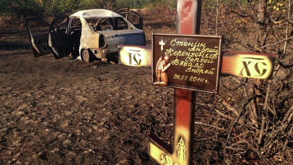 Cross installed at Rossiya Segodnya photojournalist Andrei Stenin's death scene by his colleagues, in the Donetsk Region - Sputnik International