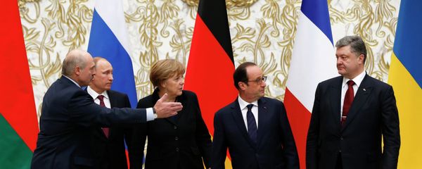 Belarus’ President Alexander Lukashenko, Russian President Vladimir Putin, German Chancellor Angela Merkel, France's President Francois Hollande and Ukrainian President Petro Poroshenko (L-R) pose for a family photo at the presidential residence in Minsk - Sputnik International