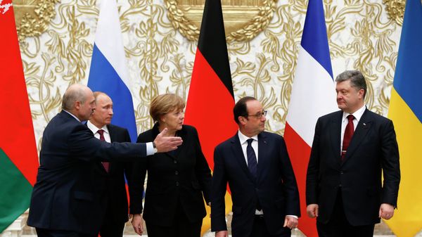 Belarus’ President Alexander Lukashenko, Russian President Vladimir Putin, German Chancellor Angela Merkel, France's President Francois Hollande and Ukrainian President Petro Poroshenko (L-R) pose for a family photo at the presidential residence in Minsk - Sputnik International