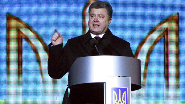 Ukraine's President Petro Poroshenko addresses the commemoration for people from the so-called Heavenly Sotnya (Hundred), who were killed in anti-government protests in 2014, at Independence Square in Kiev - Sputnik International