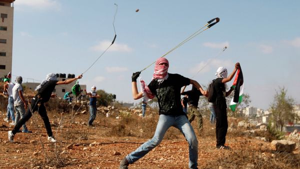 Palestinians throw stones during clashes with Israeli soldiers on the 13th anniversary of the second Palestinian Intifada. - Sputnik International