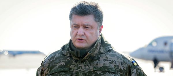 Ukrainian President Petro Poroshenko makes a press statement before his flight to the military operation area Ukrainian President Petro Poroshenko makes a press statement before his flight to the military operation area - Sputnik International