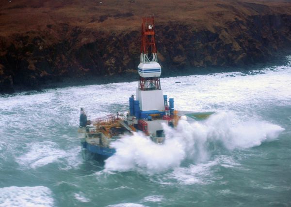 The Royal Dutch Shell drilling rig Kulluk aground off a small island near Kodiak Island Tuesday Jan. 1, 2013 The Royal Dutch Shell drilling rig Kulluk aground off a small island near Kodiak Island Tuesday Jan. 1, 2013 - Sputnik International