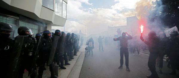 Hooded protesters face off with French riot police during a demonstration to mark the one-year anniversary of a protest march in 2014 which ended in clashes with riot police, in Nantes February 21, 2015. Hooded protesters face off with French riot police during a demonstration to mark the one-year anniversary of a protest march in 2014 which ended in clashes with riot police, in Nantes February 21, 2015. - Sputnik International