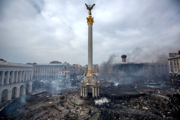 Fire, smoke and protesters on Maidan square in Kiev. February 22, 2014. - Sputnik International
