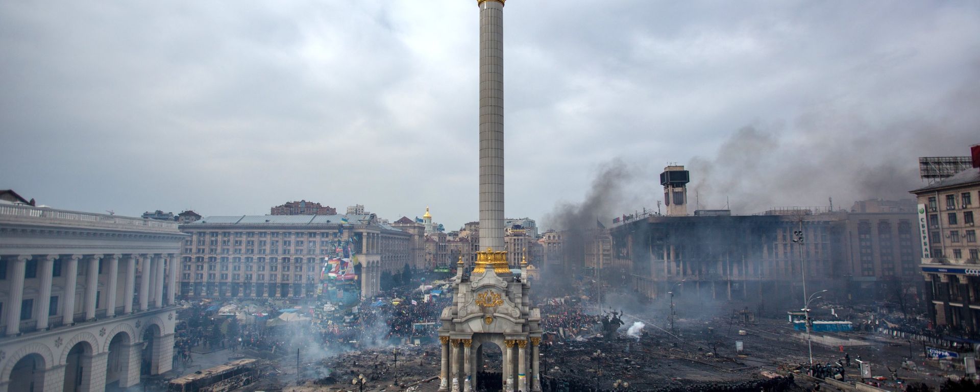 Fire, smoke and protesters on Maidan square in Kiev. February 22, 2014. - Sputnik International, 1920, 21.11.2023