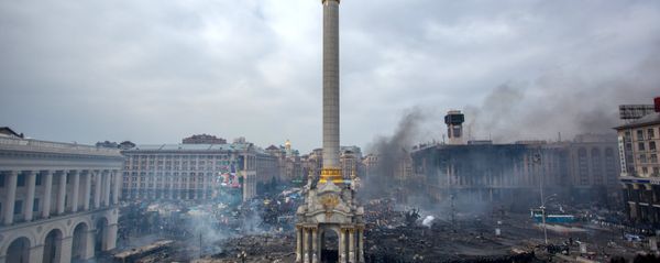Fire smoke and protesters on Maidan Nezalezhnosti square in Kiev. February, 22. - Sputnik International