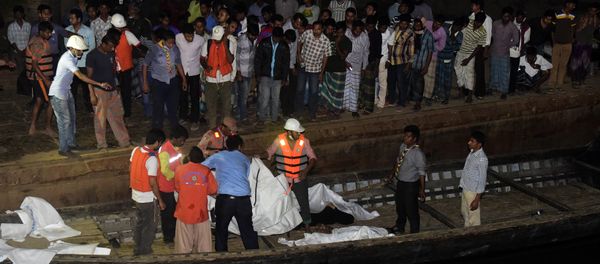 Bangladeshi rescue workers recover the body of a victim after a ferry accident at Paturia some 70kms east of Dhaka on February 22, 2015. Bangladeshi rescue workers recover the body of a victim after a ferry accident at Paturia some 70kms east of Dhaka on February 22, 2015. - Sputnik International