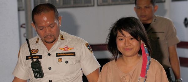 Pornthip Munkong, right, is escorted by a Thai corrections officer upon arrival at the Criminal Court in Bangkok, Thailand, Monday, Feb. 23, 2015 - Sputnik International