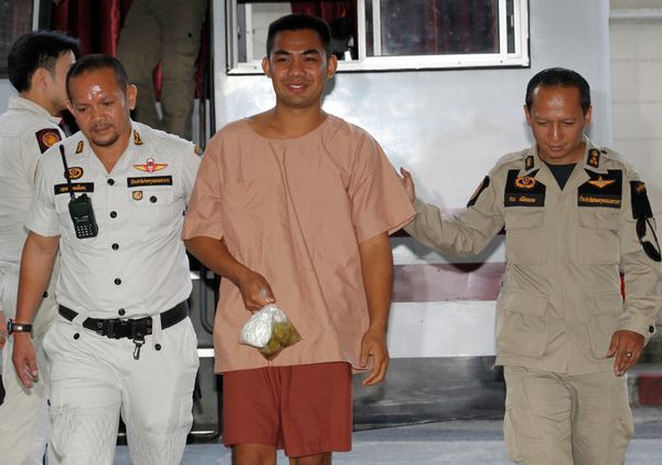 Patiwat Saraiyaem, center, is escorted by Thai corrections officers upon arrival at Criminal Court in Bangkok, Thailand, Monday, Feb. 23, 2015 Patiwat Saraiyaem, center, is escorted by Thai corrections officers upon arrival at Criminal Court in Bangkok, Thailand, Monday, Feb. 23, 2015 - Sputnik International