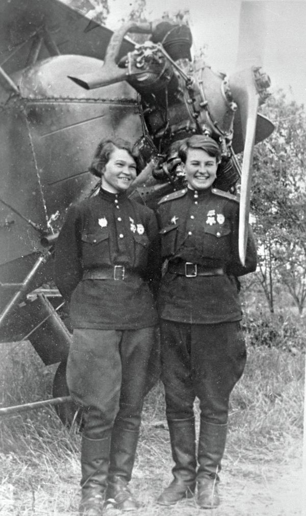 Lipstick and Kalshnikovs: Women in the Russian Armed Services - Sputnik International