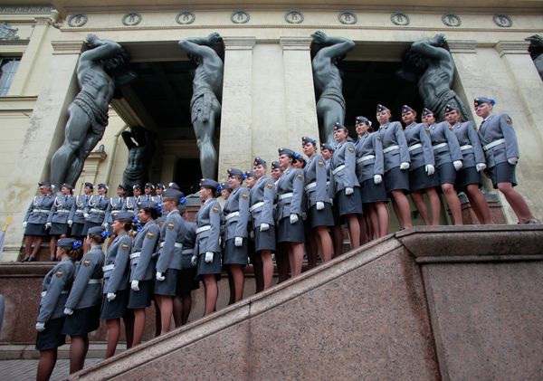 Lipstick and Kalshnikovs: Women in the Russian Armed Services - Sputnik International