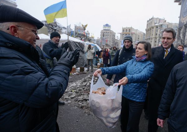 U.S. Assistant Secretary for European and Eurasian Affairs Victoria Nuland and Ambassador to Ukraine Geoffrey Pyatt, offering cookies and (behind the scenes) political advice to Ukraine's Maidan activists and their leaders. - Sputnik International