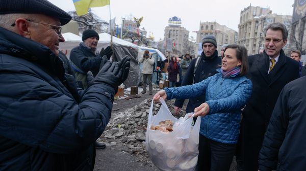U.S. Assistant Secretary for European and Eurasian Affairs Victoria Nuland and Ambassador to Ukraine Geoffrey Pyatt, offering cookies and (behind the scenes) political advice to Ukraine's Maidan activists and their leaders. - Sputnik International