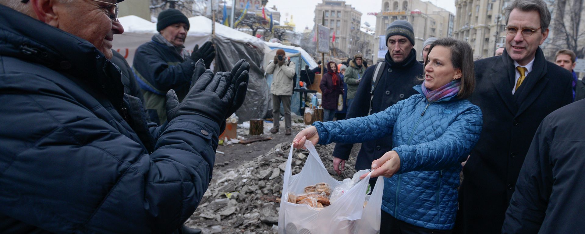 U.S. Assistant Secretary for European and Eurasian Affairs Victoria Nuland and Ambassador to Ukraine Geoffrey Pyatt, offering cookies and (behind the scenes) political advice to Ukraine's Maidan activists and their leaders. U.S. Assistant Secretary for European and Eurasian Affairs Victoria Nuland and Ambassador to Ukraine Geoffrey Pyatt, offering cookies and (behind the scenes) political advice to Ukraine's Maidan activists and their leaders. - Sputnik International, 1920, 26.02.2025