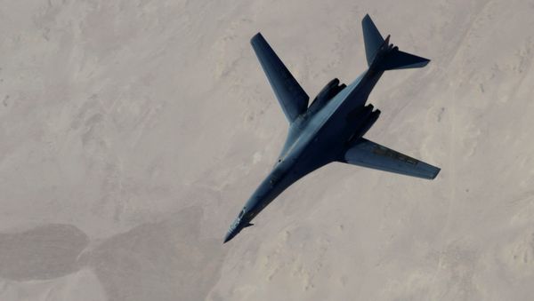 B-1B Lancer disengages from a KC-135 Stratotanker after refueling after airstrikes on Islamic State jihadists in Syria - Sputnik International