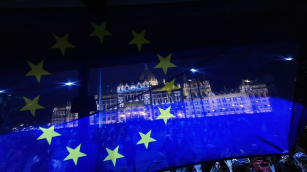 A flag of the European Union (EU) flutters in front of the Hungarian parliament - Sputnik International