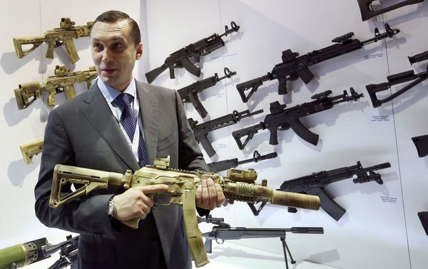 Aleksey Krivoruchko, chief executive of Russian firearms maker Kalashnikov Concern, holds a weapon during the International Defence Exhibition (IDEX) in Abu Dhabi February 22, 2015 Aleksey Krivoruchko, chief executive of Russian firearms maker Kalashnikov Concern, holds a weapon during the International Defence Exhibition (IDEX) in Abu Dhabi February 22, 2015 - Sputnik International