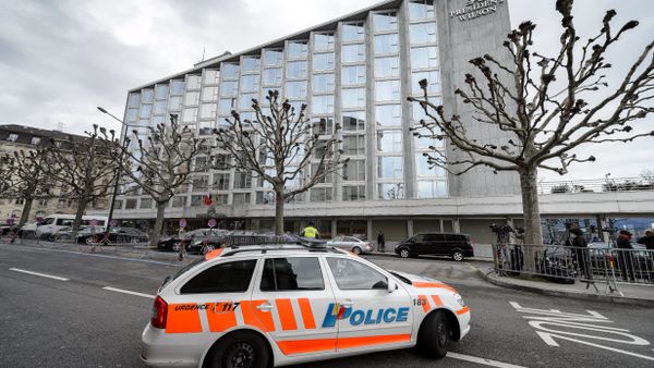 A police car patrols in front of the President Wilson hotel - Sputnik International