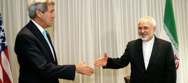 Iranian Foreign Minister Mohammad Javad Zarif shakes hands on January 14, 2015 with US State Secretary John Kerry in Geneva - Sputnik International