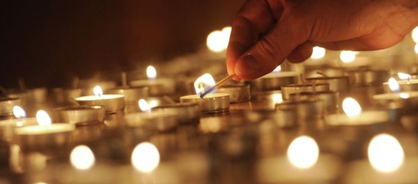 Lighting candles Lighting candles - Sputnik International