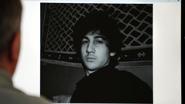 A man looks in Moscow on April 19, 2013, at a computer screen displaying an undated picture the 19-year-old Dzhokhar Tsarnaev posted on his is page in VKontakte, a Russian social media site - Sputnik International