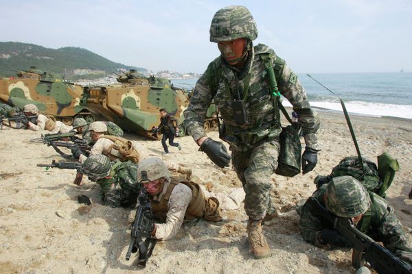 South Korean and U.S. Marines participate in the U.S.-South Korea joint landing exercises called Ssangyong, part of the Foal Eagle military exercises, in Pohang, South Korea, Monday, March 31, 2014 - Sputnik International