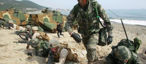 South Korean and U.S. Marines participate in the U.S.-South Korea joint landing exercises called Ssangyong, part of the Foal Eagle military exercises, in Pohang, South Korea, Monday, March 31, 2014 - Sputnik International