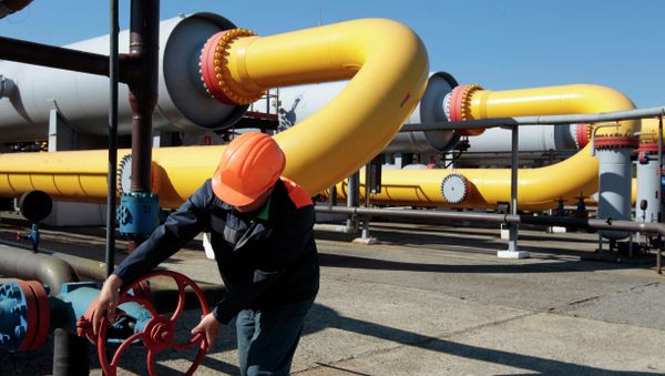 Ukrainian worker operates a valve at a gas storage point in Bil 'che-Volicko-Ugerske underground gas storage facilities in Strij, outside Lviv, Ukraine - Sputnik International