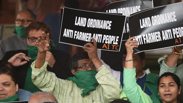Member of Parliament of All India Trinamool Congress Party shout slogans against a proposed Land Acquisition bill at Parliament House in New Delhi on February 24, 2015 - Sputnik International
