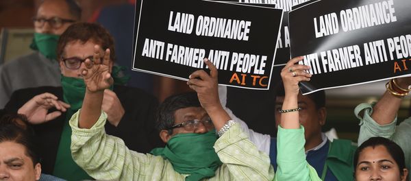 Member of Parliament of All India Trinamool Congress Party shout slogans against a proposed Land Acquisition bill at Parliament House in New Delhi on February 24, 2015 Member of Parliament of All India Trinamool Congress Party shout slogans against a proposed Land Acquisition bill at Parliament House in New Delhi on February 24, 2015 - Sputnik International