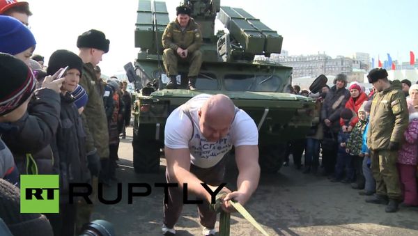 Yes, We Can! Russian Pulls a 17.5 Ton Missile System - Sputnik International
