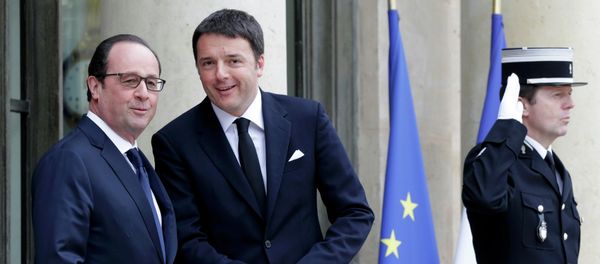 French President Francois Hollande (L) welcomes Italy's Prime Minister Mateo Renzi at the Elysee Palace before a meeting in Paris, February 24, 2015. - Sputnik International