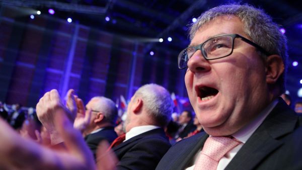 Polish Law and Justice Party MEP Ryszard Czarnecki has proposed a four-point plan aimed to push Russia away from our borders. - Sputnik International