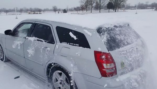 Turn It Louder! Busting Basses De-Snow a Car - Sputnik International