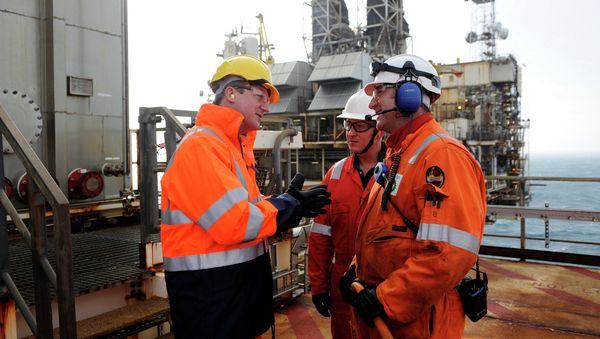 British Prime Minister David Cameron (L) talks with employees at the BP ETAP (Eastern Area Trough Project) oil platform in the North Sea, around 100 miles east of Aberdeen, Scotland on February 24, 2014 British Prime Minister David Cameron (L) talks with employees at the BP ETAP (Eastern Area Trough Project) oil platform in the North Sea, around 100 miles east of Aberdeen, Scotland on February 24, 2014 - Sputnik International