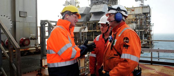 British Prime Minister David Cameron (L) talks with employees at the BP ETAP (Eastern Area Trough Project) oil platform in the North Sea, around 100 miles east of Aberdeen, Scotland on February 24, 2014 British Prime Minister David Cameron (L) talks with employees at the BP ETAP (Eastern Area Trough Project) oil platform in the North Sea, around 100 miles east of Aberdeen, Scotland on February 24, 2014 - Sputnik International