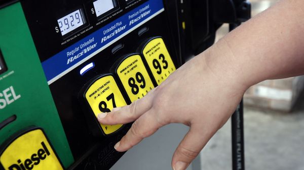 A customer reaches for the regular switch to fill her tank with the $2.92-a-gallon regular gas at a RaceWay gas station in Richland, Miss. - Sputnik International
